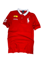 Piros Ralph Lauren póló, fehér gallérral, nagy logóval, spanyol zászlóval és 'España' felirattal.