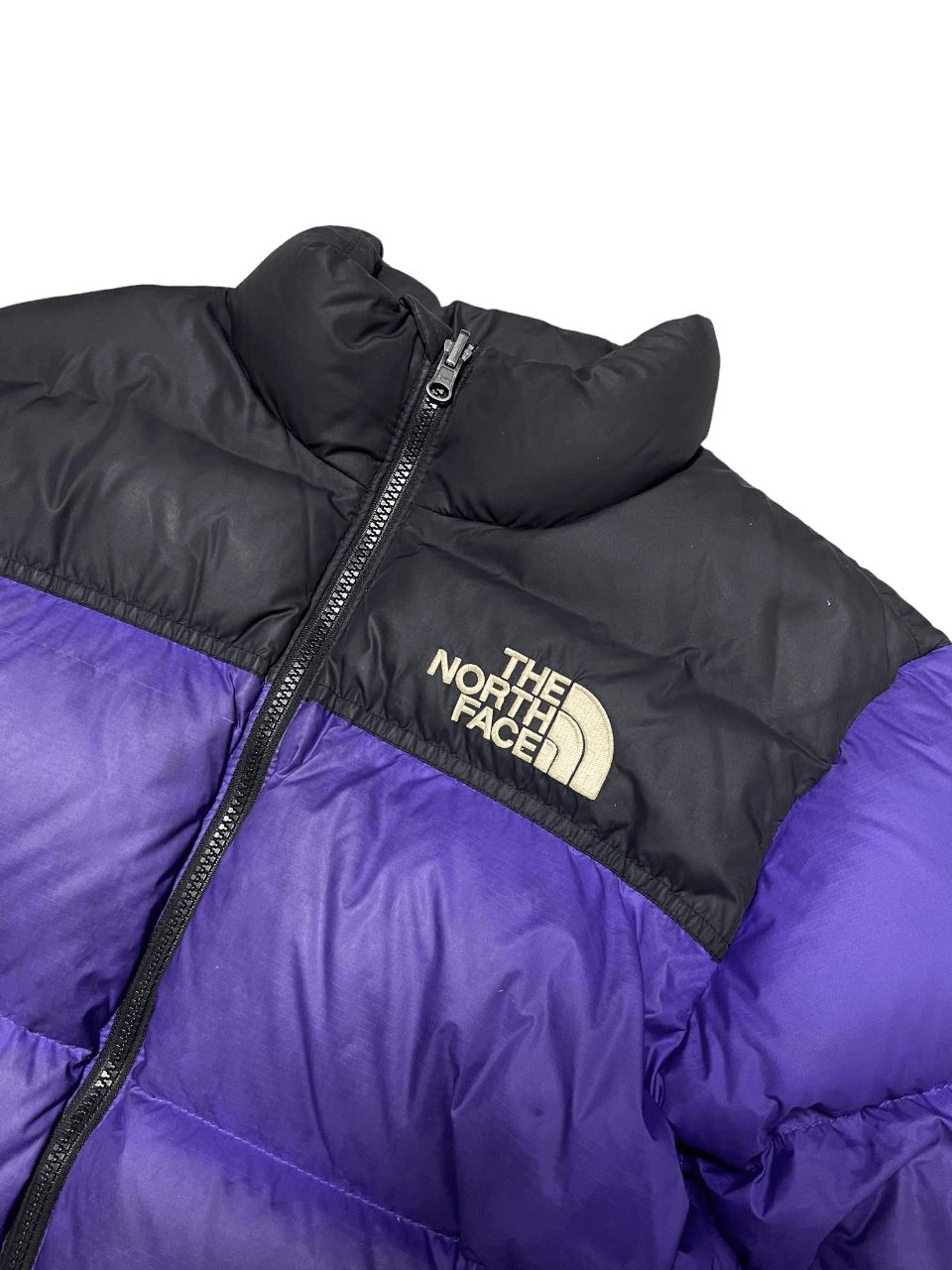 The North Face lila és fekete pufi dzseki, streetwear stílusú kabát cipzárral