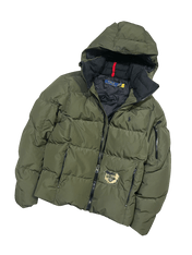Zöld, kapucnis pufi dzseki, vintage streetwear stílusban, hímzett logóval az elején.
