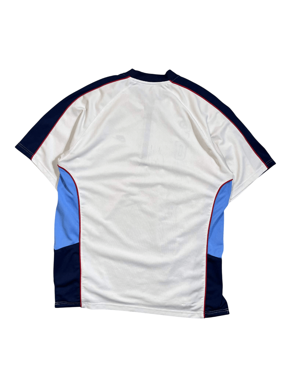 Vintage fehér streetwear póló hátulnézet, sötétkék és világoskék betétekkel, piros szegéllyel