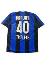 Fekete-kék csíkos Inter focimez, hátán GIANLUCA, 40-es szám és TRIPLETE felirat