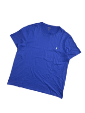 Kék póló vintage streetwear stílusban, bal mellrészen fehér hímzett logóval.